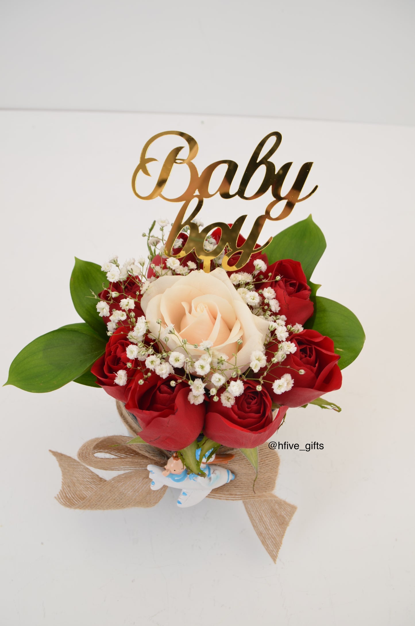 Welcome newborn to the work with luxurious roses gift
